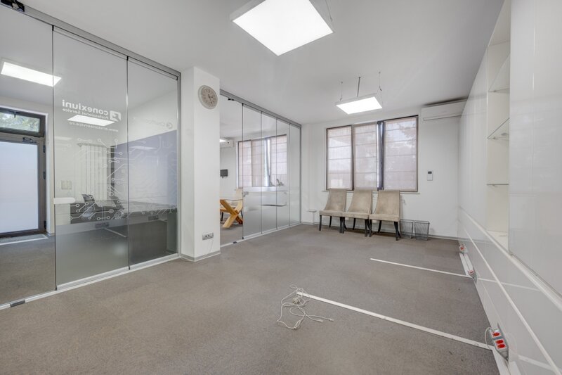 Primaria S1 apartament, loc de parcare suprateran, acces dublu