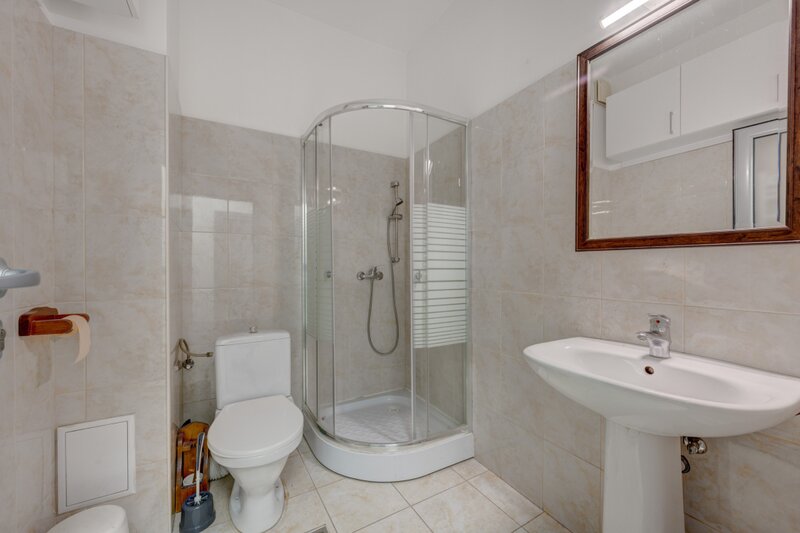 Primaria S1 apartament, loc de parcare suprateran, acces dublu