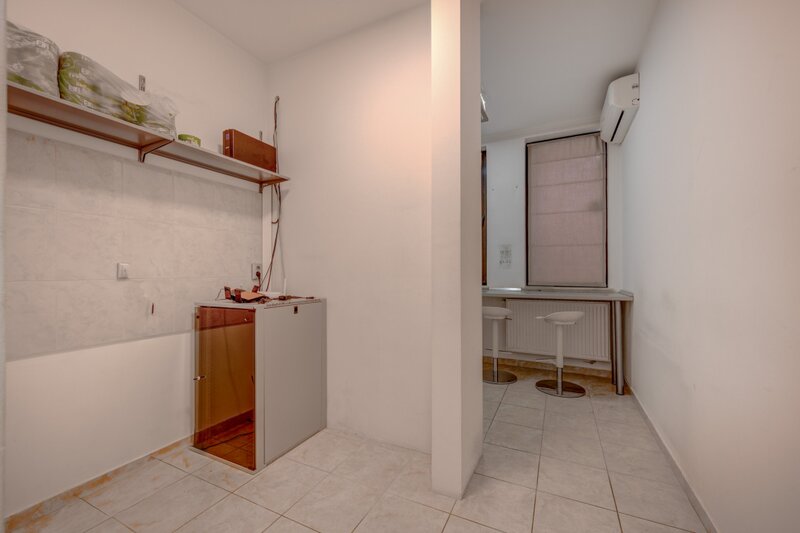 Primaria S1 apartament, loc de parcare suprateran, acces dublu