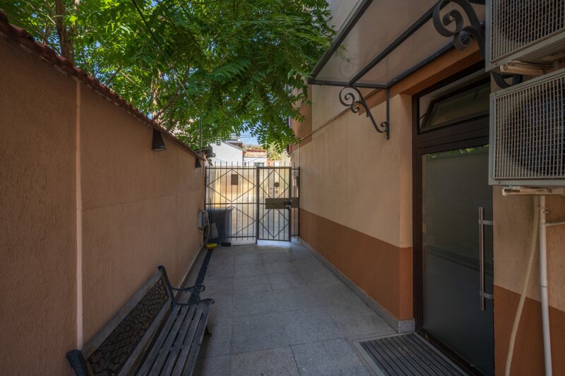 Primaria S1 apartament, loc de parcare suprateran, acces dublu