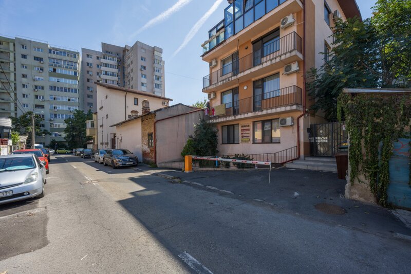 Primaria S1 apartament, loc de parcare suprateran, acces dublu