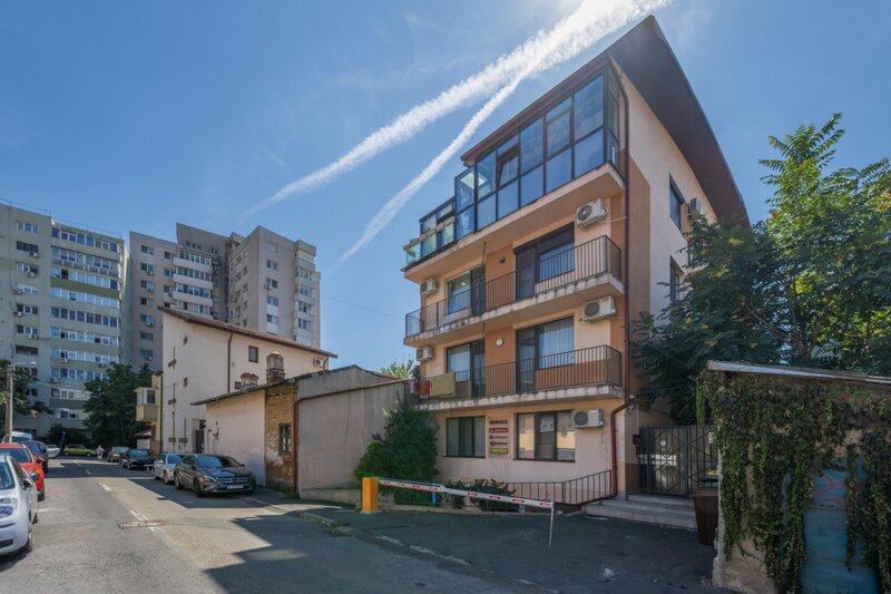 Primaria S1 apartament, loc de parcare suprateran, acces dublu